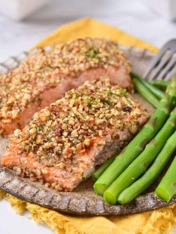 Plate of pecan crusted salmon and steamed asparagus.